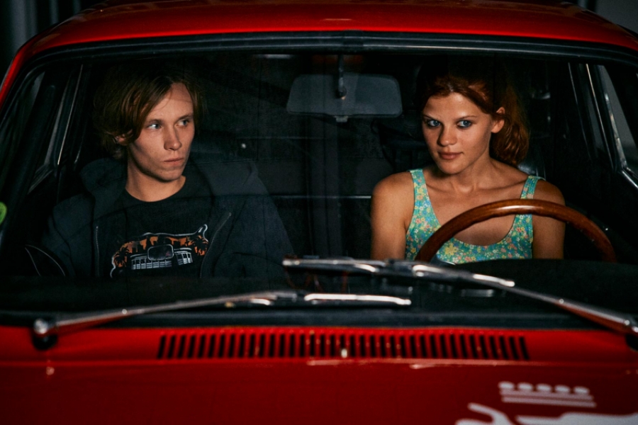 Un jeune homme et une jeune femme en voiture