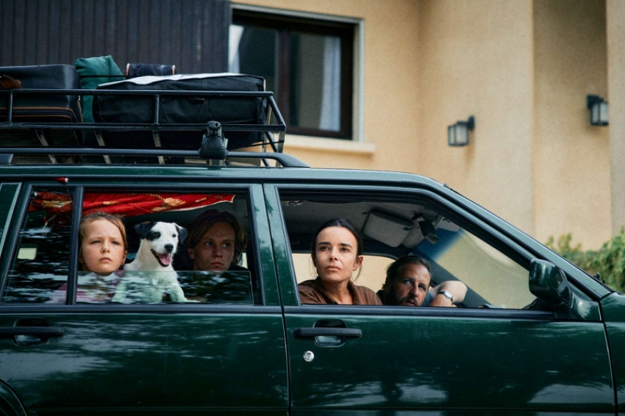 Une famille dans une voiture en départ en voyage