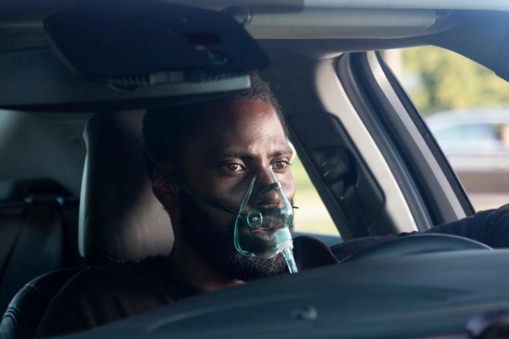 Homme en voiture avec un respirateur