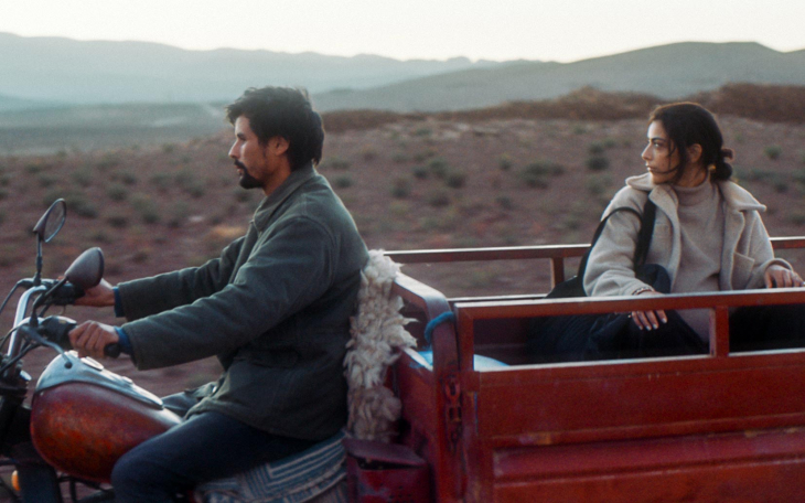 Animalia. Un homme et une femme sur une moto dans un décor désertique