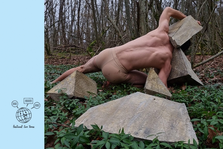 Homme en forêt avec des pierres
