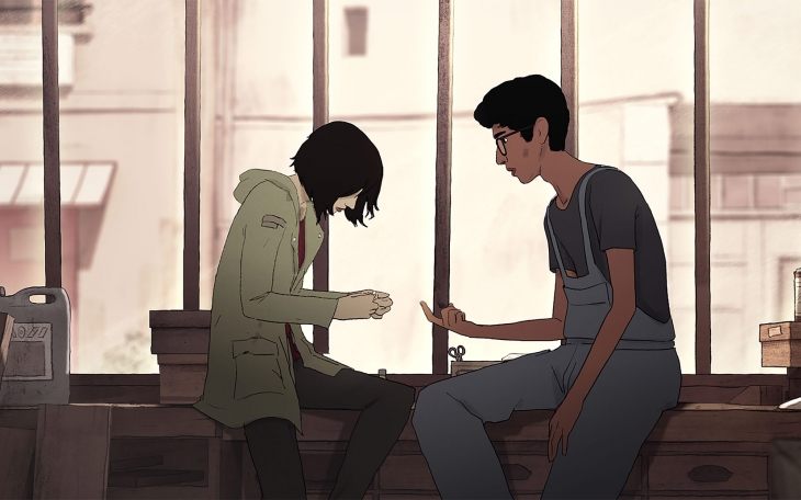 Un jeune homme et une jeune femme parlent devant une fenêtre