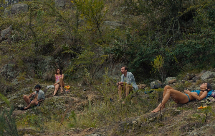 Groupe d'adultes dans la nature, posés 