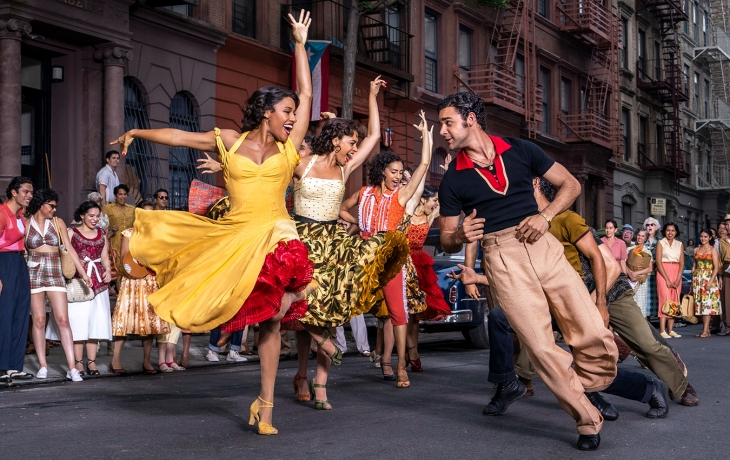 Groupe de danseurs dans la rue