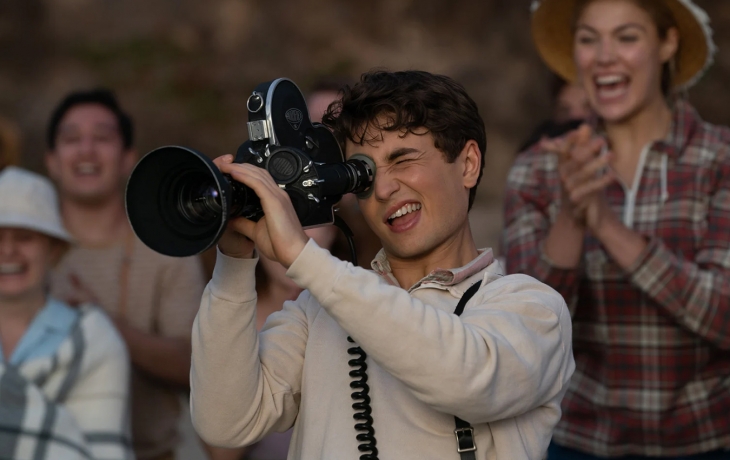 Jeune homme avec une caméra en train de filmer 