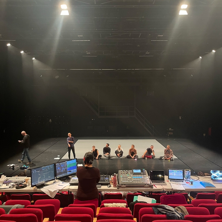 Six danseurs et nathalie pernette au plateau 