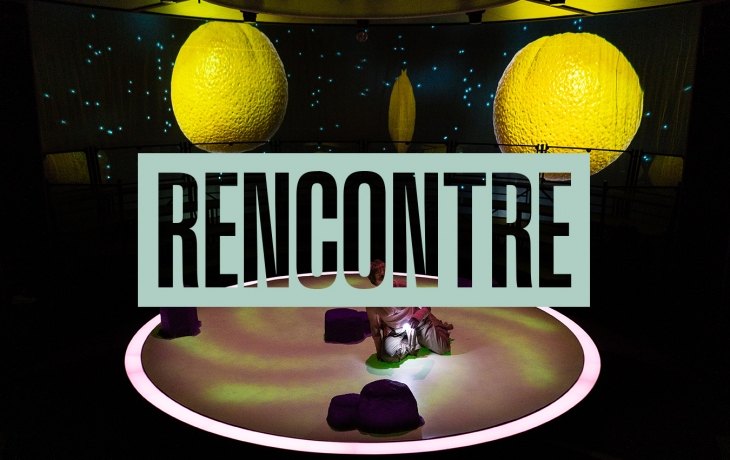 Sur scène, un acteur au centre d'un cercle lumineux, autour de lui, des citron projetés aux airs de planètes