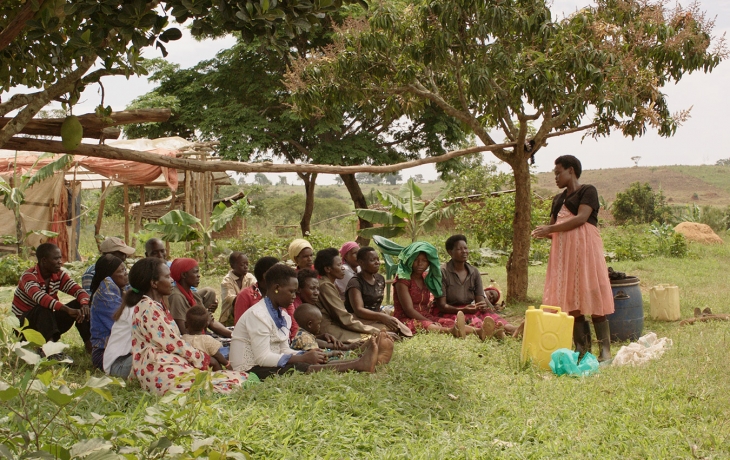 Groupe de personnes dans un village africain