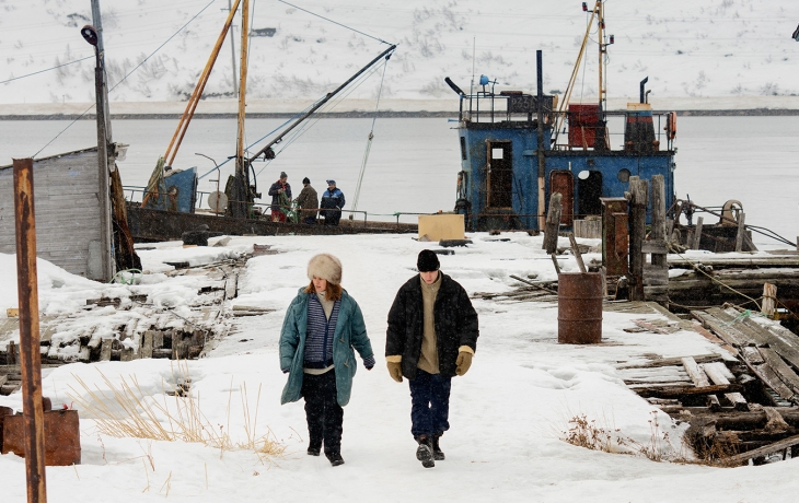 Un homme et une femme débarque sur un port enneigé.