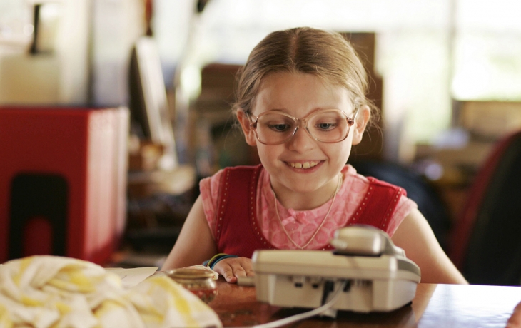 Jeune fille enthousiaste devant le téléphone.