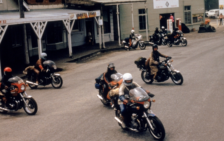 Gang de motard se rendant sur la route.