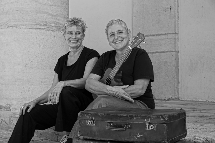 Deux femmes avec leurs instruments