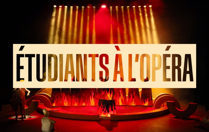 Groupe de comédiens alignés, avec des costumes avec des flammes dessus