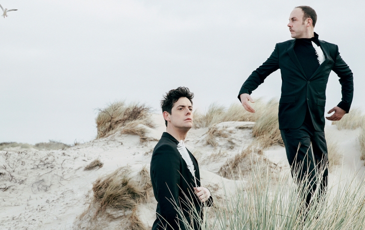 Les deux chanteurs au milieu d'une plage