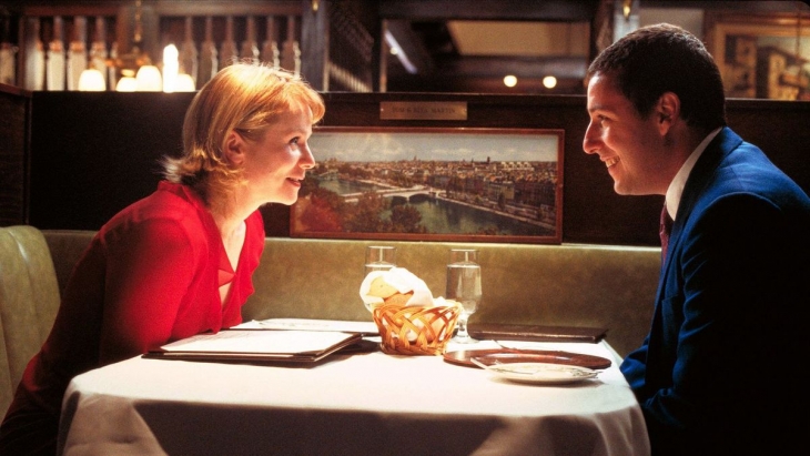 Un homme et une femme autour d'une table d'un restaurant