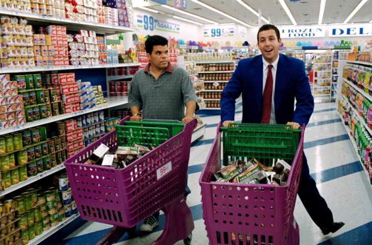 Deux hommes qui poussent chacun un caddie dans les rayons d'un super marché