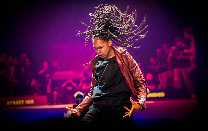 Femme en train de danser du hip-hop