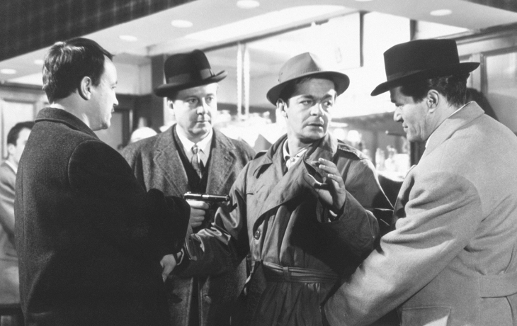 Embuscade entre quatre hommes armés de pistolet. Photo en noir et blanc. 