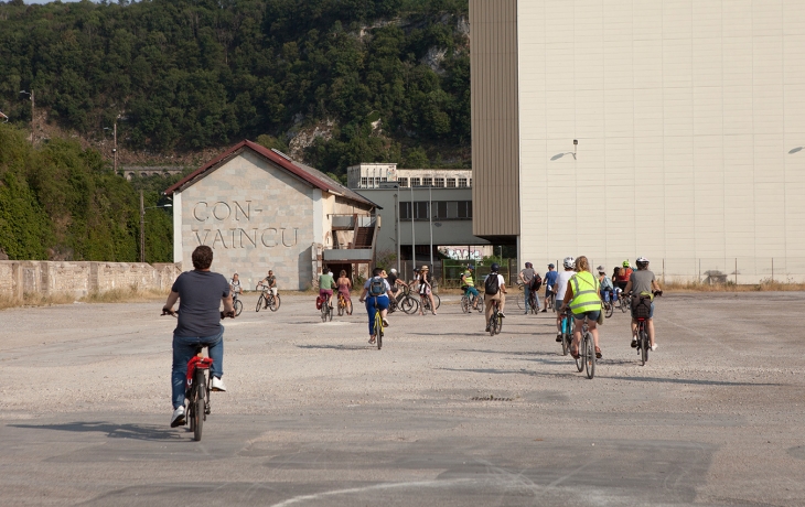 Photo de cyclistes dans les rues de Besançon