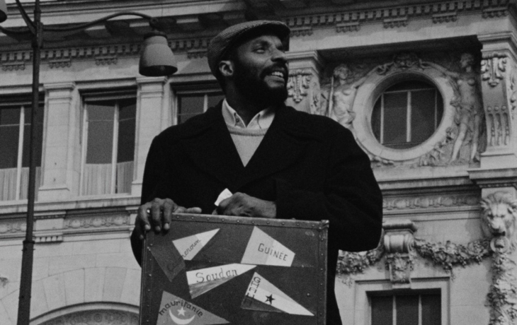 Homme dans la rue avec une petite valise