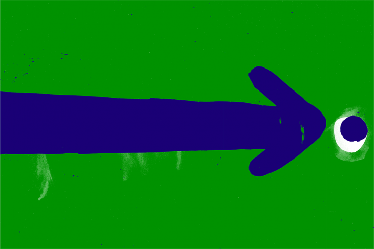 Flèches bleu foncé qui pointe à droite sur un rond bleu et blanc, sur un fond vert