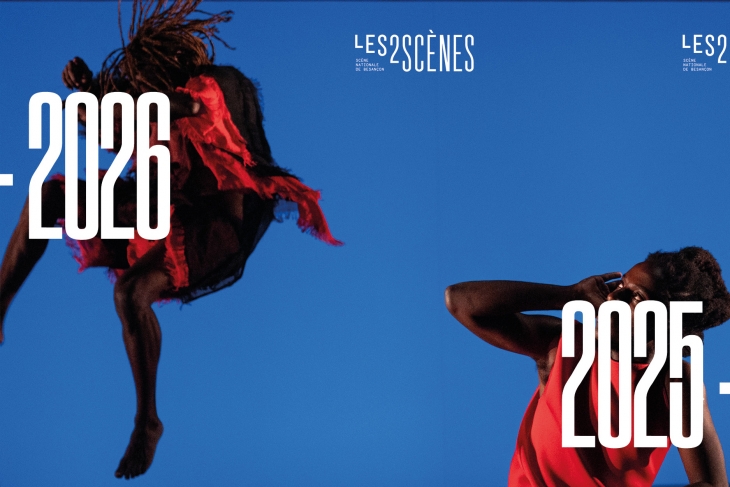 2 danseurs, costumes rouges sur fond bleu