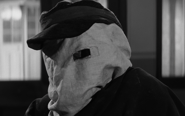 Un homme portant une cagoule pour masquer son visage