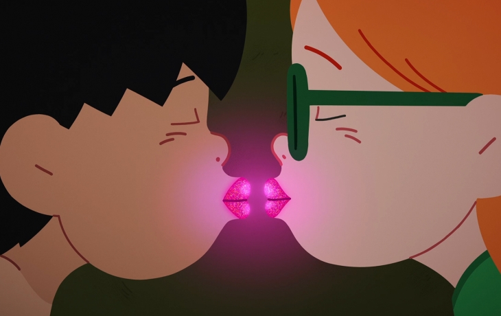 Le garçon et la fille se font un bisous. Leurs bouches brillent.
