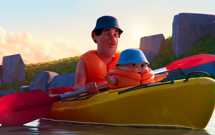 Un bébé et son papa sont sur un canoë. Ils portent tous les deux un chapeau et des bouées de sauvetage. Le bébé est tout boudiné.