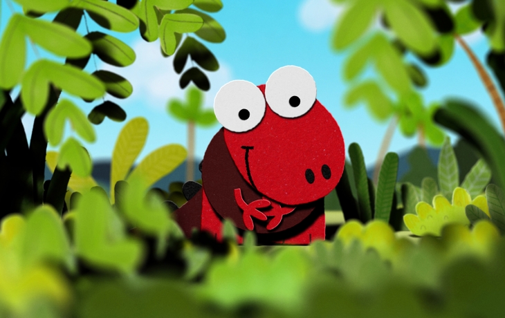 Une chenille rouge dans les feuillages.