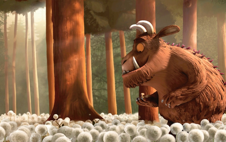 Le Gruffalo et la souris se promènent dans la forêt. Il y a des pissenlits en fleurs.