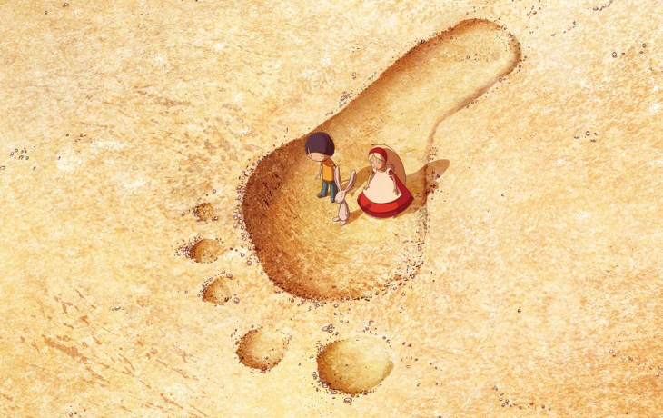 Deux personnages sont dans l'empreinte d'un pied dans le sable