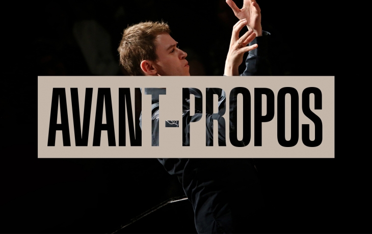 Photo du chef d'orchestre sur scène