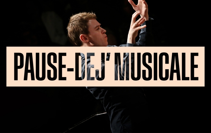 Photo du chef d'orchestre sur scène