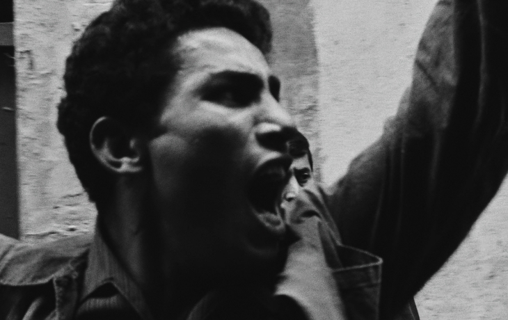 La Bataille d'Alger. Gros plan noir et blanc sur le visage d'un homme en révolte.