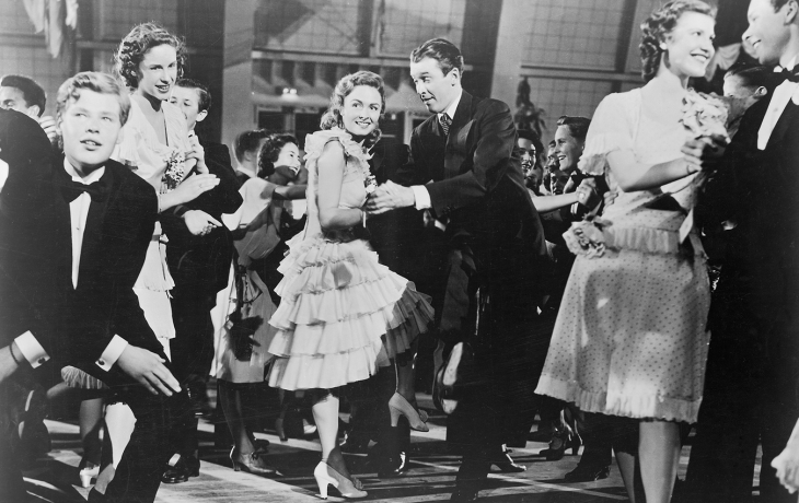 Un groupe d'hommes et de femmes en train de danser
