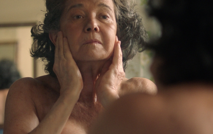 Femme âgée nue qui se regarde devant le miroir