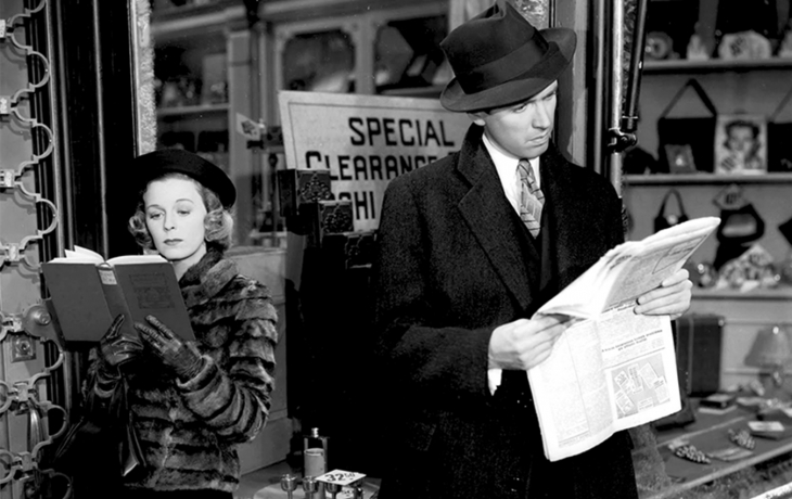 Un homme lisant le journal, à côté une femme, lisant un livre