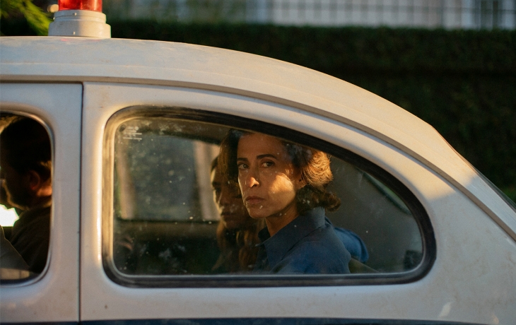 Femme dans la voiture de policiers