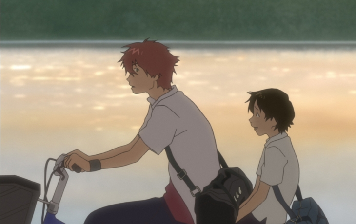Makoto et son ami sont sur un vélo, au bord d'une rivière. 