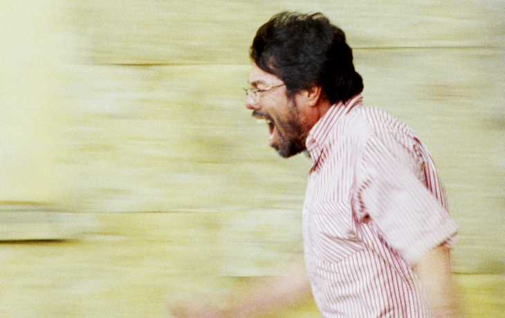 Un homme en pleine course, criant