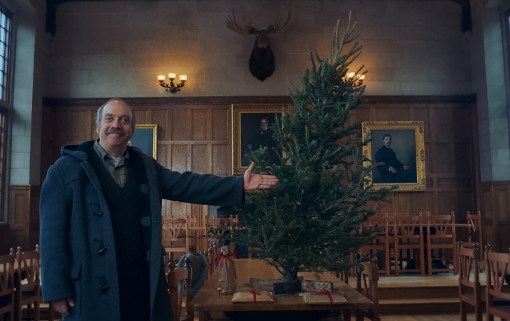 Un homme fier de montrer un sapin de noël un peu de travers