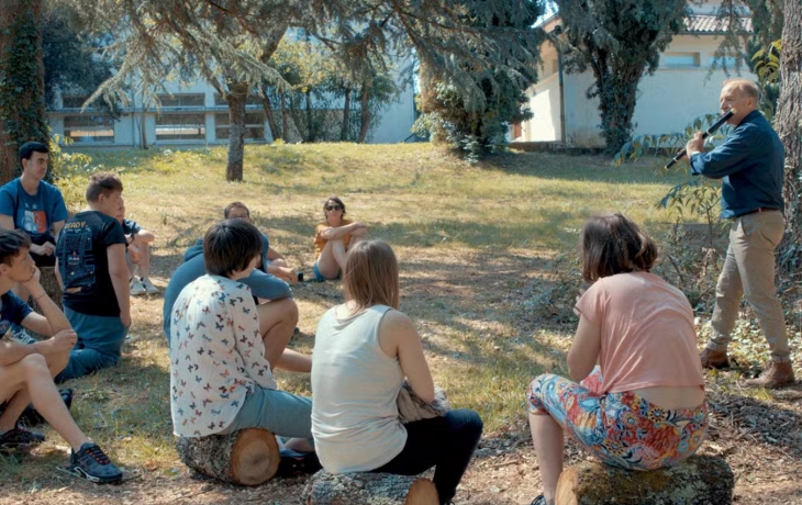 Groupe en train d'écouter un musicien dehors