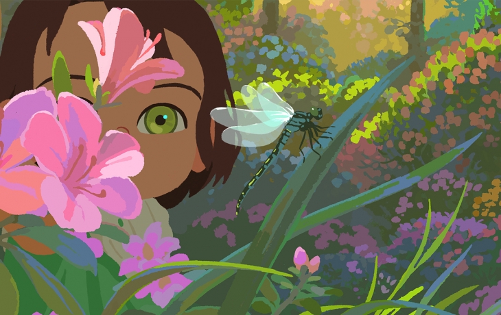 Une petite fille est cachée derrière une fleur rose. La petite observe discrètement une libellule qui est posée sur une feuille. Les couleurs sont vives.