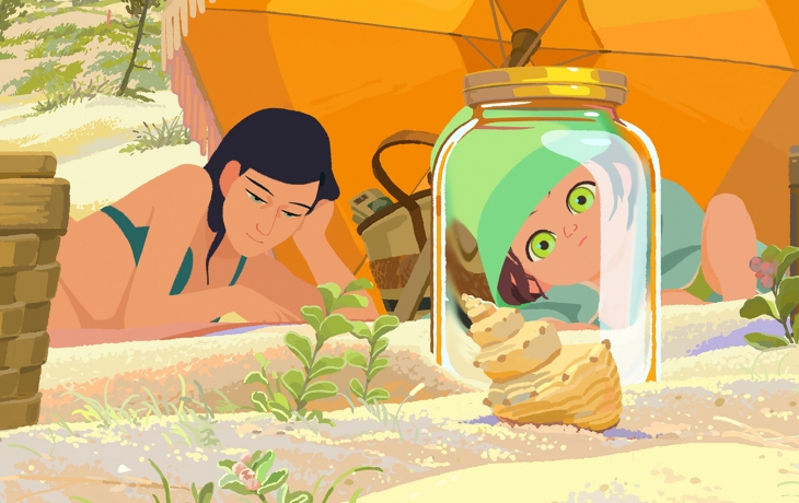 Amélie et une jeune fille sont à la plage en été. Amélie regarde a travers un grand bocal où se trouve un coquillage.