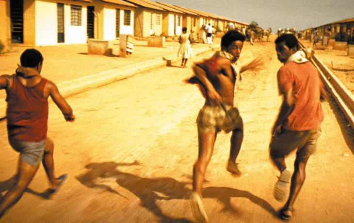 Sur une route, des enfants court pour fuir quelque chose.