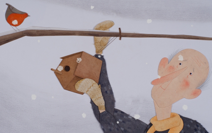 Dehors dans le blanc de la neige, un vieux monsieur accroche un abris à oiseau sur une branche. Un rouge gorge le regarde faire.