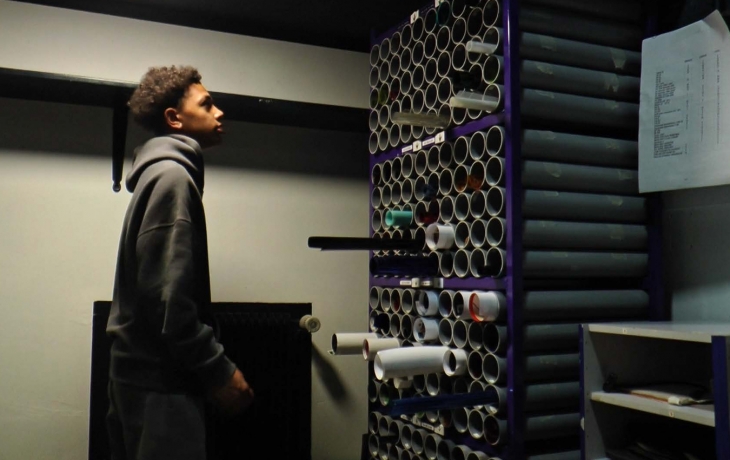 Jeune homme dans les archives