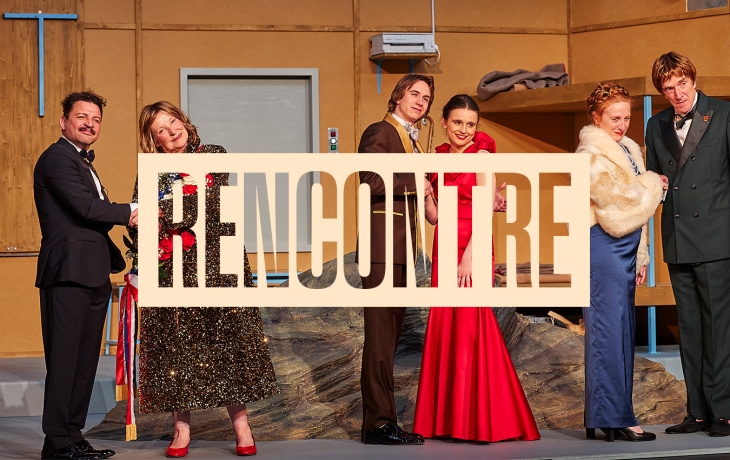 Photo des protagonistes en duo, regardant devant eux