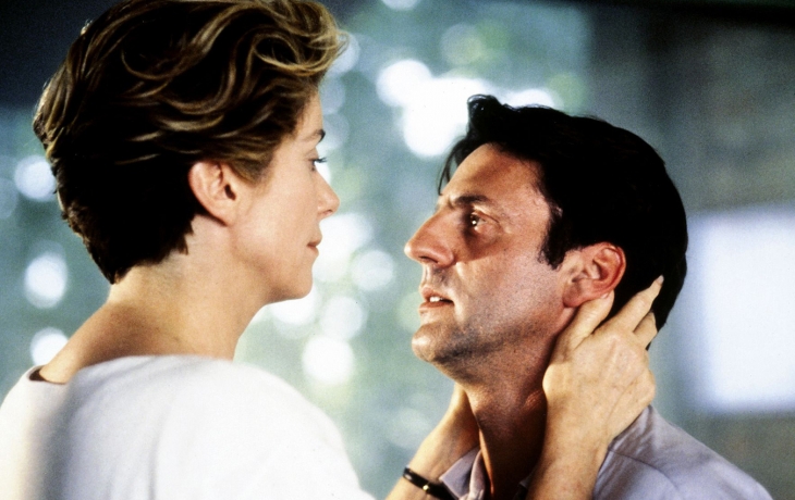 La soeur prend la tête de son frère entre ses mains. Ils se regardent.